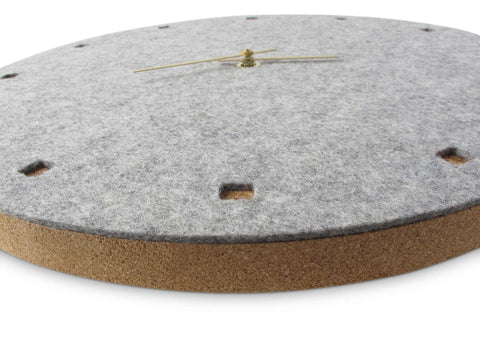 Väggklocka av filt och kork 30 cm | ljusgrå - guld | Design: Esbjerg