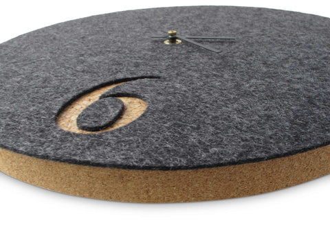 Väggklocka av filt och kork 30 cm | antracit - svart | Design: Aarhus