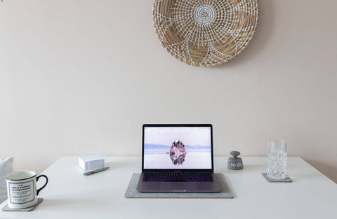 Matta för MacBooks gjord av filt och kork | 26x38cm | ljusgrå