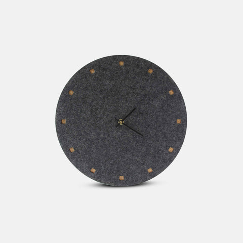 Väggklocka av filt och kork 30 cm | antracit - svart | Design: Esbjerg