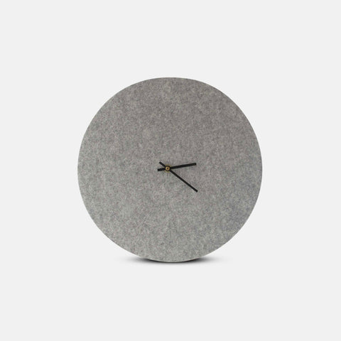 Väggklocka av filt och kork 30 cm | ljusgrå - svart | Design: Aalborg