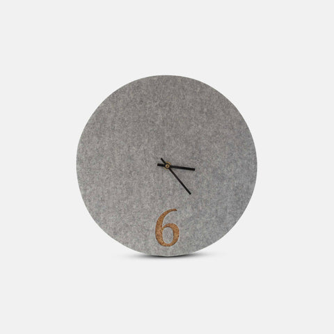 Väggklocka av filt och kork 30 cm | ljusgrå - svart | Design: Aarhus