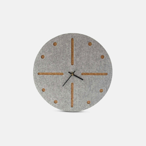 Väggklocka av filt och kork 30 cm | ljusgrå - svart | Design: Odense