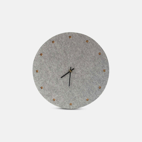Väggklocka av filt och kork 30 cm | ljusgrå - svart | Design: Esbjerg