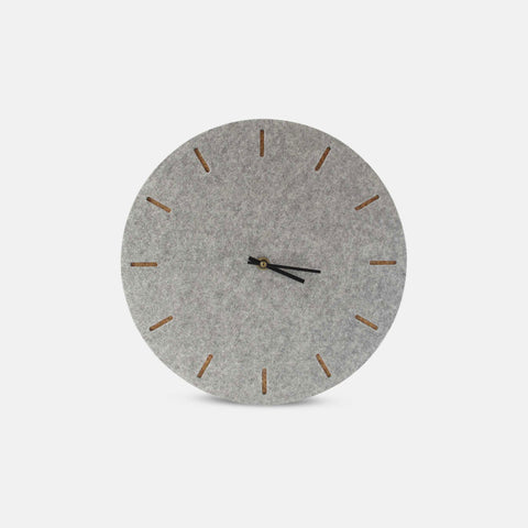 Väggklocka av filt och kork 30 cm | ljusgrå - svart | Design: Köpenhamn