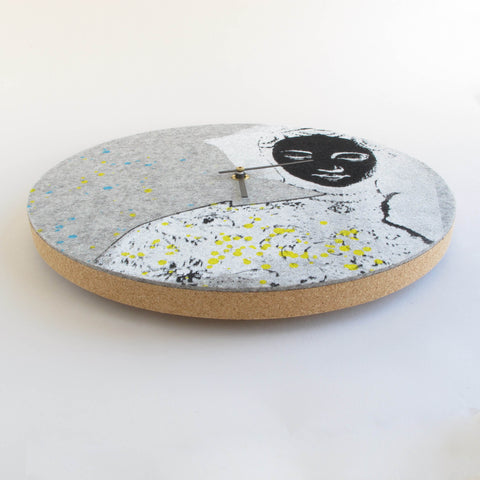 Väggklocka i filt och kork 30 cm | Design "Woman" av Anja Streese