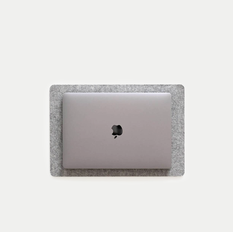Matta för MacBooks gjord av filt och kork | 26x38cm | ljusgrå