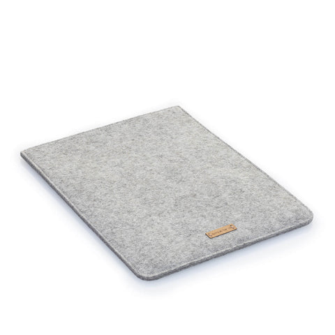 Fodral för Surface Go 3 | tillverkad av filt och ekologisk bomull | ljusgrå - tracks | "LET"-modell