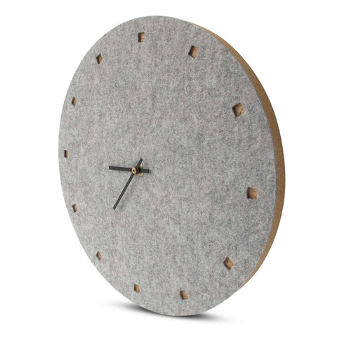Väggklocka av filt och kork 30 cm | ljusgrå - svart | Design: Esbjerg