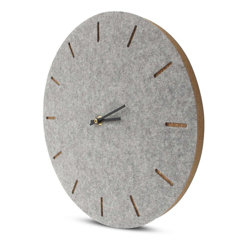 Väggklocka av filt och kork 30 cm | ljusgrå - svart | Design: Köpenhamn