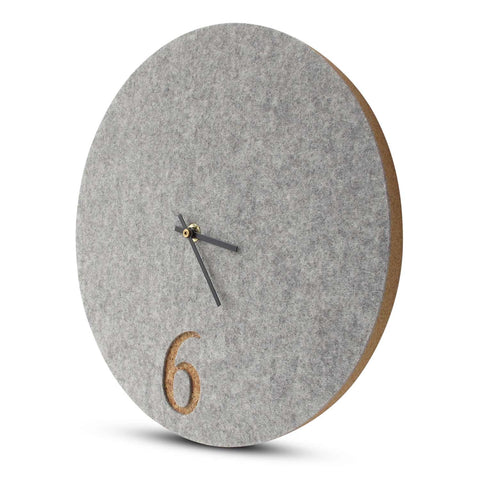 Väggklocka av filt och kork 30 cm | ljusgrå - svart | Design: Aarhus