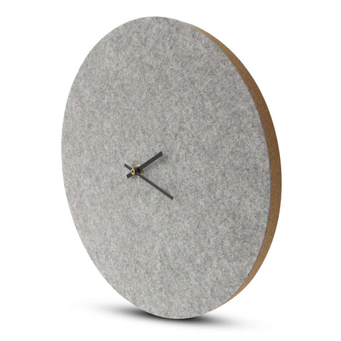 Väggklocka av filt och kork 30 cm | ljusgrå - svart | Design: Aalborg