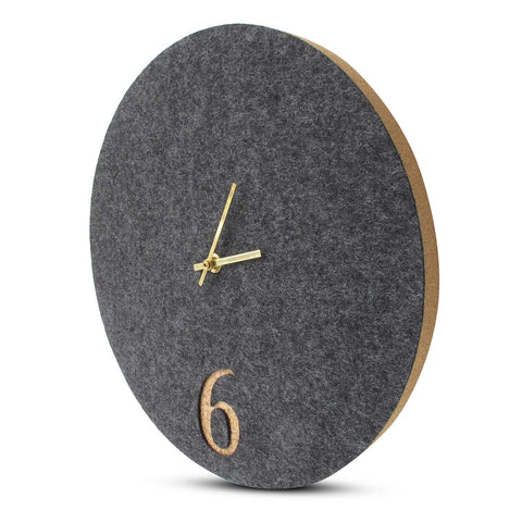 Väggklocka av filt och kork 30 cm | antracit - guld | Design: Aarhus