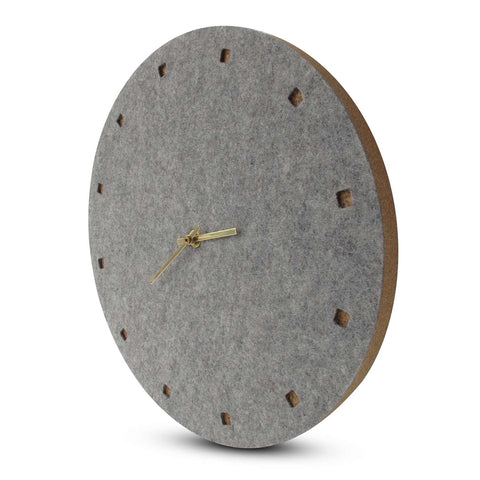 Väggklocka av filt och kork 30 cm | ljusgrå - guld | Design: Esbjerg