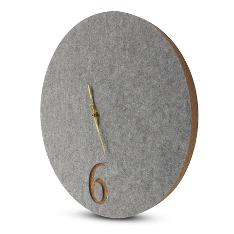 Väggklocka av filt och kork 30 cm | ljusgrå - guld | Design: Aarhus