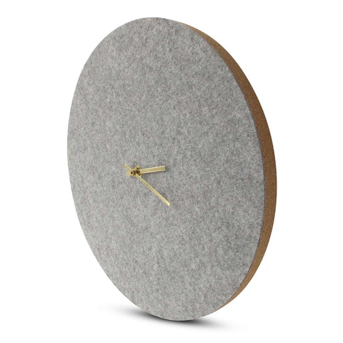 Väggklocka av filt och kork 30 cm | ljusgrå - guld | Design: Aalborg