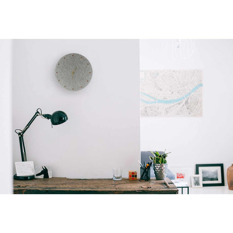 Väggklocka av filt och kork 30 cm | ljusgrå - guld | Design: Esbjerg