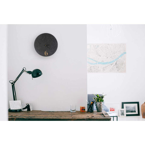 Väggklocka av filt och kork 30 cm | antracit - svart | Design: Aarhus