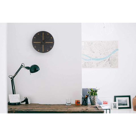 Väggklocka av filt och kork 30 cm | antracit - svart | Design: Odense