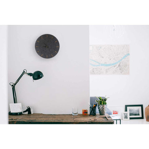 Väggklocka av filt och kork 30 cm | antracit - svart | Design: Köpenhamn
