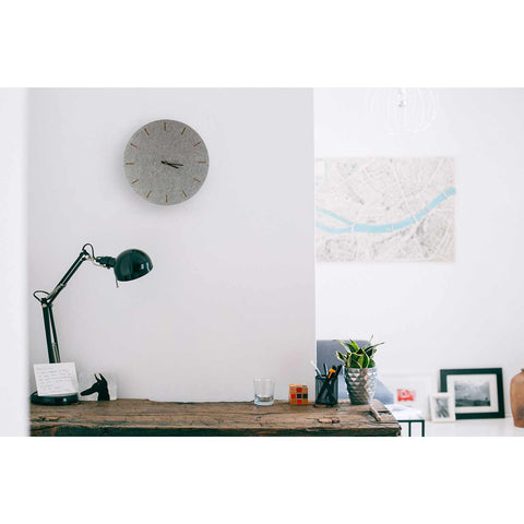 Väggklocka av filt och kork 30 cm | ljusgrå - svart | Design: Köpenhamn