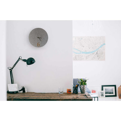 Väggklocka av filt och kork 30 cm | ljusgrå - svart | Design: Aarhus