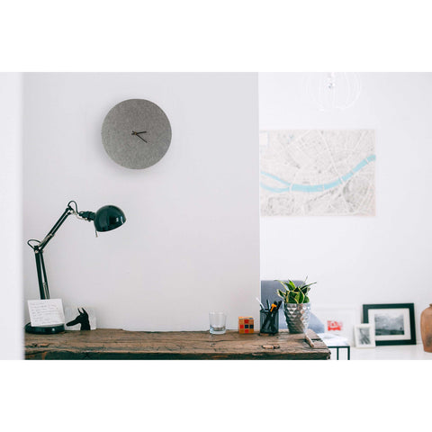 Väggklocka av filt och kork 30 cm | ljusgrå - svart | Design: Aalborg