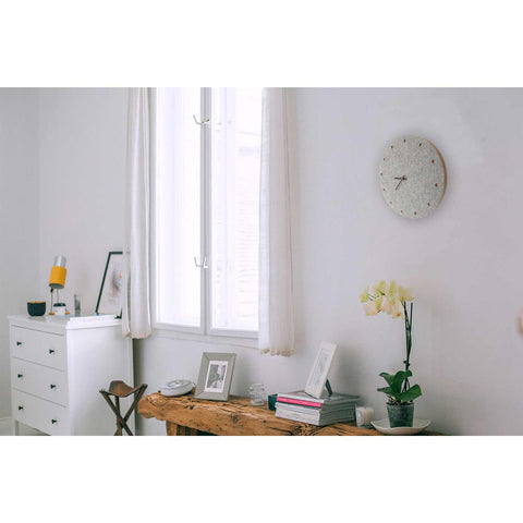 Väggklocka av filt och kork 30 cm | ljusgrå - svart | Design: Esbjerg