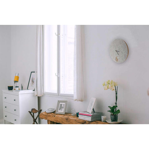 Väggklocka av filt och kork 30 cm | ljusgrå - svart | Design: Aarhus
