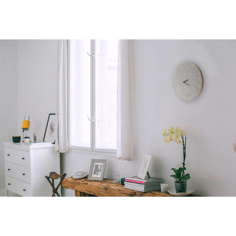 Väggklocka av filt och kork 30 cm | ljusgrå - svart | Design: Aalborg