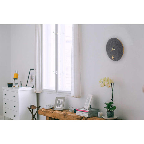 Väggklocka av filt och kork 30 cm | antracit - guld | Design: Aarhus