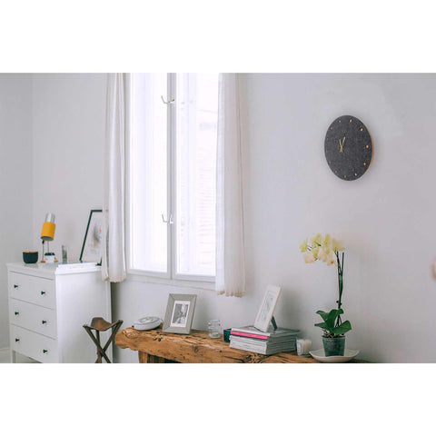 Väggklocka av filt och kork 30 cm | antracit - guld | Design: Esbjerg