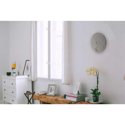 Väggklocka av filt och kork 30 cm | ljusgrå - guld | Design: Aarhus