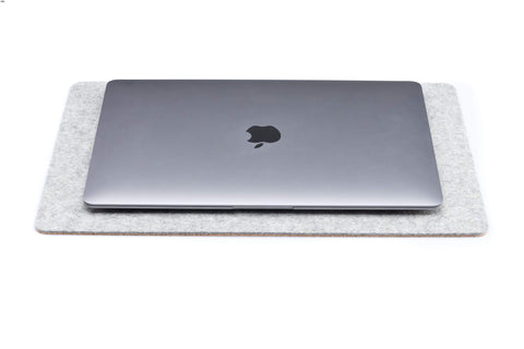 Matta för MacBooks gjord av filt och kork | 26x38cm | ljusgrå