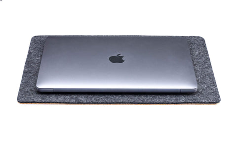 Matta för MacBooks gjord av filt och kork | 26x38cm | antracit